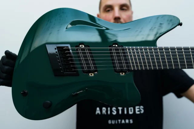 Aristides STX7S Emerald Green Gloss is our raw colour but painted! Featuring the awesome @bareknucklepickupsofficial Halcyons, our multiscale @evertune and custom wiring!