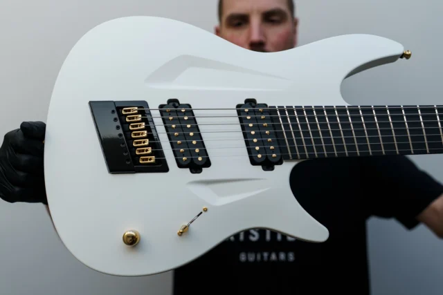 Aristides 070SR White loaded with a multiscale hybrid hardware @evertune and @bareknucklepickupsofficial Polymaths with gold screws!