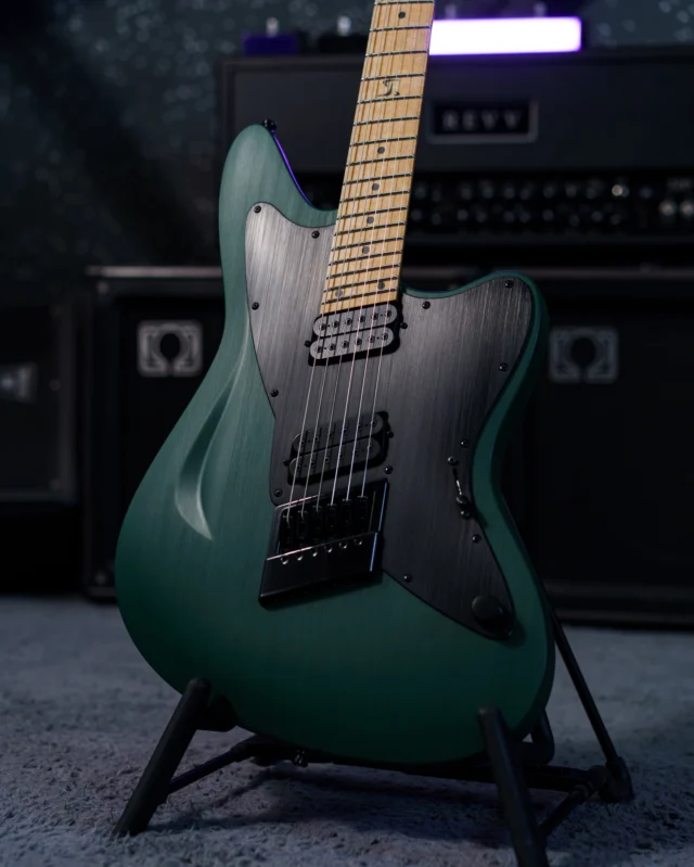 Aristides STX6SR Emerald Green rocking a black pickguard, @lundgrenguitarpickups M6 / Black Heaven pickup set and a multiscale @evertune !!