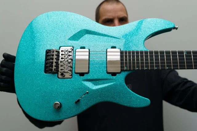 Aristides 060 Aqua Green Sparkle for Aristides Artist @danielmetzelaar featuring @bareknucklepickupsofficial Polymaths in chrome covers as well as an original @floydroseofficial 🩶