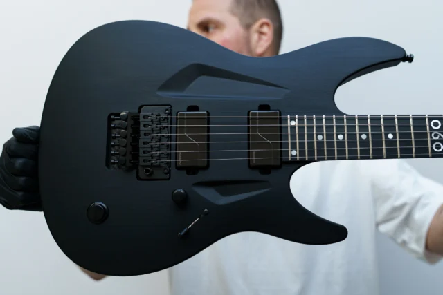 Aristides 060R Black featuring @fishmanmusic Moderns, @floydroseofficial tremolo, Sureclaw system and a killswitch!