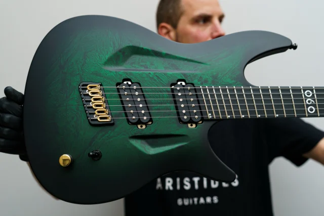 Aristides 060S Emerald Green Marble Burst Satin featuring a @bareknucklepickupsofficial Painkiller + Coldsweat set and hybrid hardware!