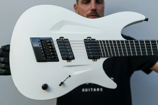 Aristides 060SR White loaded with @bareknucklepickupsofficial Ragnaroks and a multiscale @evertune
