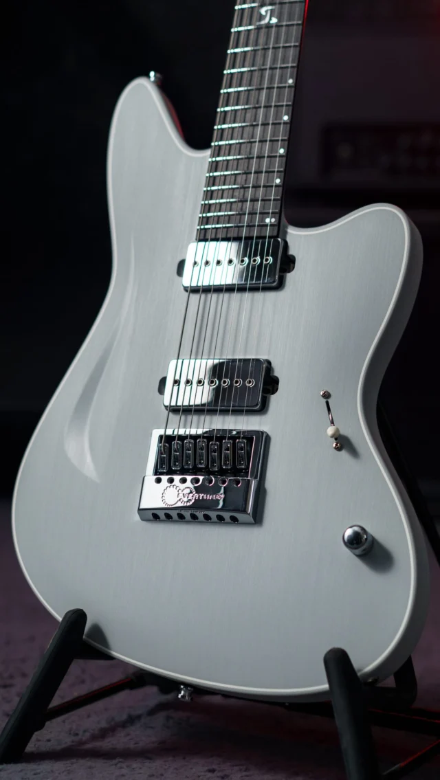 Build of the Week Aristides STX7R Light Grey with our faux binding in white as well as an @evertune and the impressive @bareknucklepickupsofficial Stockholm in the bridge with the Supermassive in the neck!!