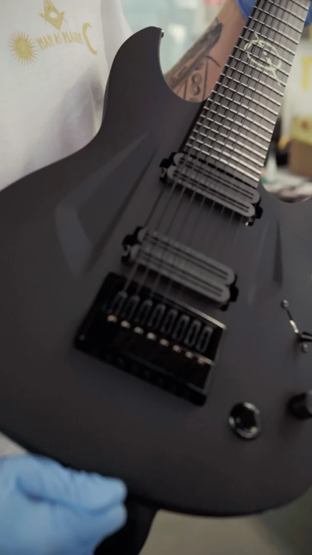Build of the Week Aristides 080R Black Hybrid featuring @bareknucklepickupsofficial Halcyons with black blades, a custom inlay as well as arcade button killswitch!!