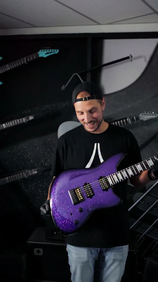Build of the Week Aristides STX6 Blurple Sparkle Burst Custom featuring @bareknucklepickupsofficial Polymaths, a hybrid hardware @evertune and a killswitch!