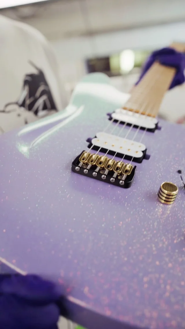 Build of the Week Aristides STX6 Lilac Arctic Sunset Sparkle equipped with the lovely @bareknucklepickupsofficial Polypaf set, hybrid hardware, and lilac epoxy ring inlays! Very classy build!